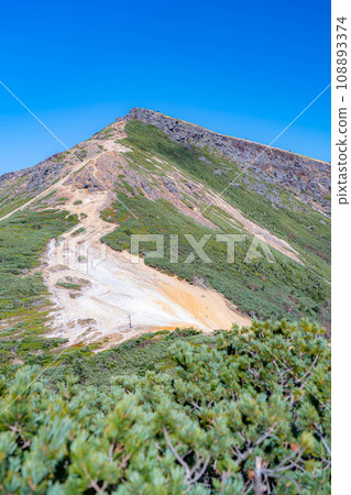 [Mountain material] Climbing scenery of Mt. Iodake in autumn [Nagano Prefecture] 108893374