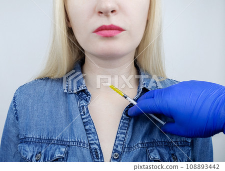 Venus rings. Skin folds on the neck due to loss of elasticity. Removal of wrinkles using plastic surgery, botulinum toxin, contouring or tightening the skin on neck. Correction of cosmetic defects 108893442