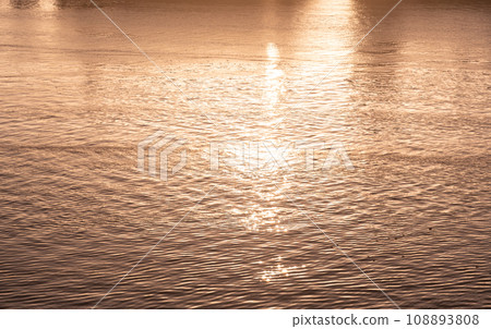 日落時的海灣景色 108893808