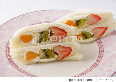 Fruit sandwich 108893829