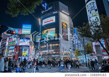 Night view of Shibuya scramble crossing 108894163
