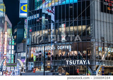 澀谷十字路口的夜景 108894164
