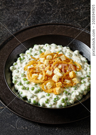 creamed peas with french fried onions, croutons 108894905