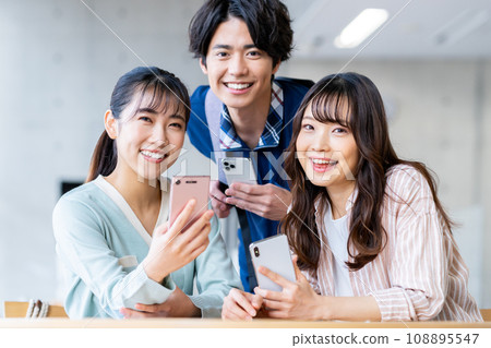 看著智能手機的大學生 108895547