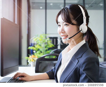 微笑著工作的操作員(AI 生成的圖像) 微笑著工作的操作員(AI 生成的圖像) 108895598