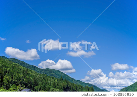 [風景/背景素材] 夏天的天空和夏天的山 108895930