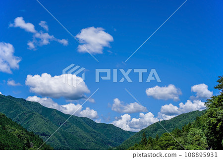 [風景/背景素材] 夏天的天空和夏天的山 108895931