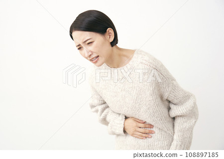 Middle-aged woman with abdominal pain, white background 108897185