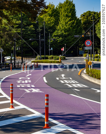 每個方向都有不同顏色路面的道路(東京都千代田區代官町通) 每個方向都有不同顏色路面的道路(東京都千代田區代官町通) 108897627