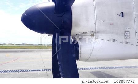 Enlarged view of the propeller of a propeller plane parked at Naha Airport, Okinawa Prefecture 108897772