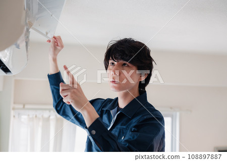 一名男子檢查空調 108897887