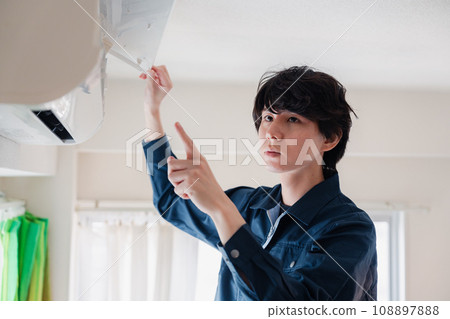 一名男子檢查空調 108897888