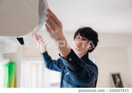 一名男子檢查空調 108897915
