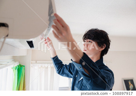 一名男子檢查空調 108897917