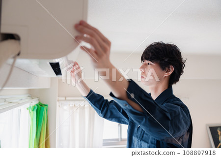 一名男子檢查空調 108897918