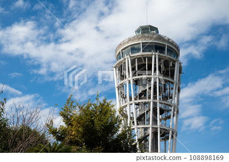 Enoshima observation deck shines against the blue sky 108898169