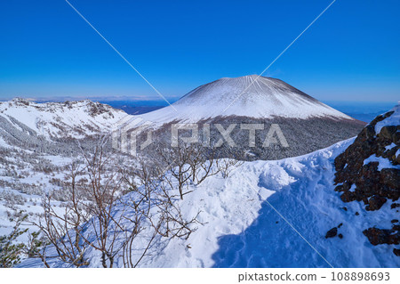 冬季,從長野縣小諸市淺間山索馬山富見頭附近眺望淺山 冬季,從長野縣小諸市淺間山索馬山富見頭附近眺望淺山 108898693