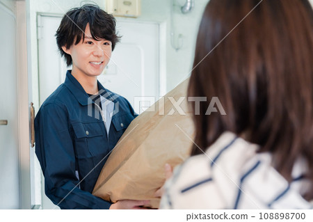 遞送包裹的男性工作人員 遞送包裹的男性工作人員 108898700