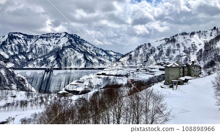 Panoramic view of Okutadami Dam in winter, an unexplored region in Niigata Prefecture 108898966