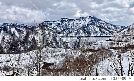 新潟縣未開發地區奧只見水壩冬季全景 108898969