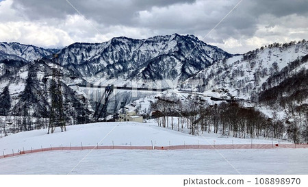 新潟縣未開發地區奧只見水壩冬季全景 新潟縣未開發地區奧只見水壩冬季全景 108898970