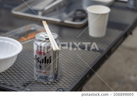 燒烤上的啤酒罐 燒烤上的啤酒罐 108899005