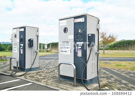 路邊站安裝的電動車快速充電設備 路邊站安裝的電動車快速充電設備 108899412