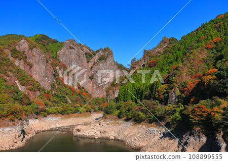 [福岡縣] 陽光明媚的日向神谷（心岩）的紅葉 108899555