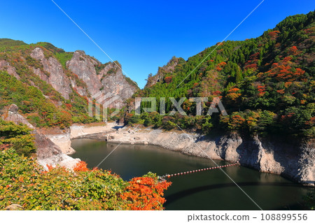 [Fukuoka Prefecture] Autumn leaves in sunny Hyugagami Valley (Heart Rock) 108899556
