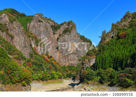 [福岡縣] 陽光明媚的日向神谷（心岩）的紅葉 108899558