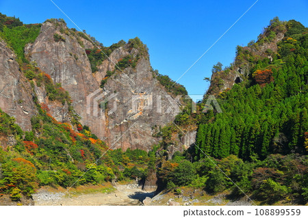 [福岡縣] 陽光明媚的日向神谷（心岩）的紅葉 108899559