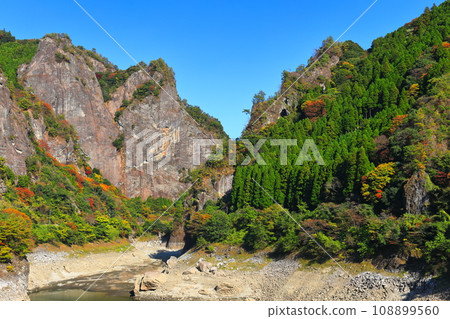 [Fukuoka Prefecture] Autumn leaves in sunny Hyugagami Valley (Heart Rock) 108899560
