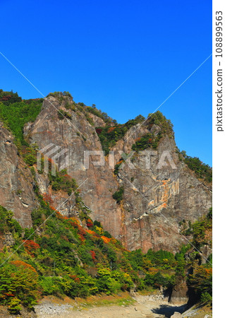 [Fukuoka Prefecture] Autumn leaves in sunny Hyugagami Valley (Heart Rock) 108899563