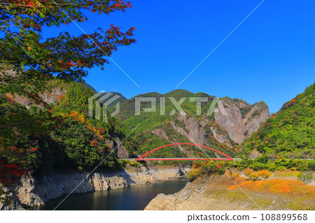 [Fukuoka Prefecture] Autumn leaves in sunny Hyugagami Valley (Heart Rock) 108899568