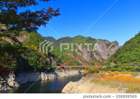 [福岡縣] 陽光明媚的日向神谷（心岩）的紅葉 108899569