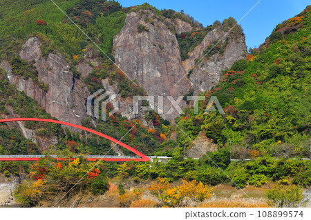 [Fukuoka Prefecture] Autumn leaves in sunny Hyugagami Valley (Heart Rock) 108899574