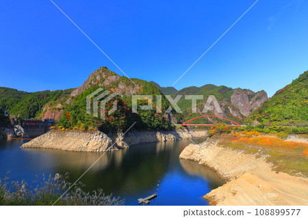 [Fukuoka Prefecture] Autumn leaves in sunny Hyugagami Valley (Heart Rock) 108899577