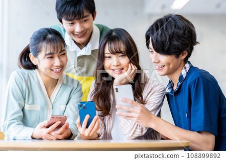 看智能手機的男女大學生 108899892