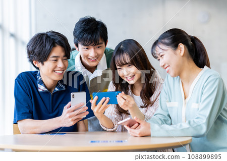 看智能手機的男女大學生 看智能手機的男女大學生 108899895