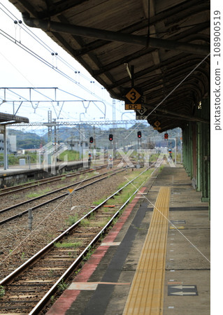 JR Shimonoseki Station platform 6 and 7 (Shimonoseki City, Yamaguchi Prefecture, Japan) 108900519
