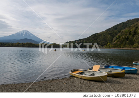 Shoji lake shore with mount Fuji against blue sky in Yamanashi 108901378
