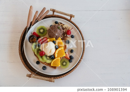 Honey toast with chocolate and vanilla ice cream and berry fruit Honey toast with chocolate and vanilla ice cream and berry fruit 108901394