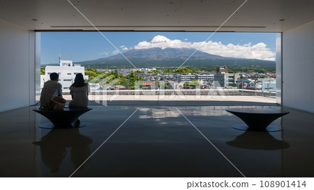 Couple look at mt. Fuji from Fuji world heritage center, Fujnomiya Couple look at mt. Fuji from Fuji world heritage center, Fujnomiya 108901414