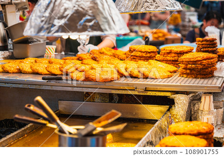 Seoul Gwangjang Market pancake stall Seoul Gwangjang Market pancake stall 108901755