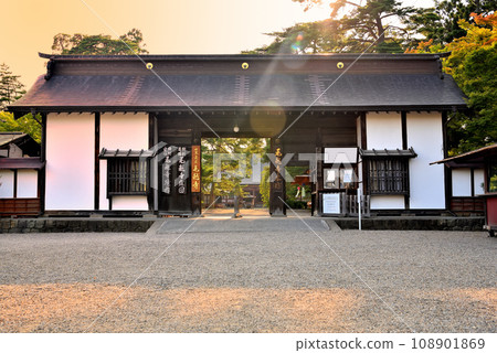 Tohoku, Hiraizumi, Motsuji Pure Land Garden, quiet scenery of Hiraizumi at dusk, Sanmon gate at the entrance to the Pure Land of Paradise, Hiraizumi Town, Iwate Prefecture (2) 108901869