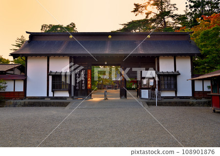 東北、平泉、毛越淨土庭園、黃昏時的平泉靜謐景色、極樂世界淨土入口的三門，岩手縣平泉町 (5) 108901876