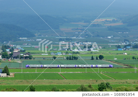 富良野薰衣草特快運行在富良野盆地 Kiha 261 系列薰衣草編隊 富良野薰衣草特快運行在富良野盆地 Kiha 261 系列薰衣草編隊 108901954