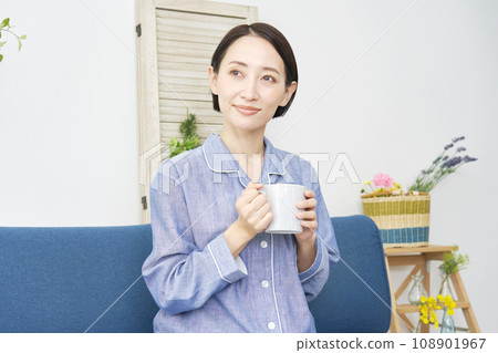 在家中穿著睡衣放鬆的中年婦女 108901967