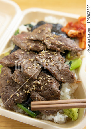 美味的烤牛肉烤肉便當 美味的烤牛肉烤肉便當 108902805