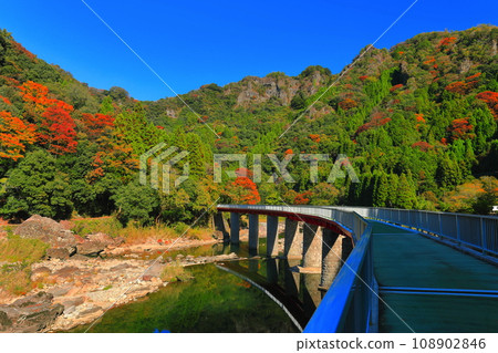 [Oita Prefecture] Autumn leaves in Yabakei on a clear day (No. 2 Yamakuni River Railway Bridge) 108902846
